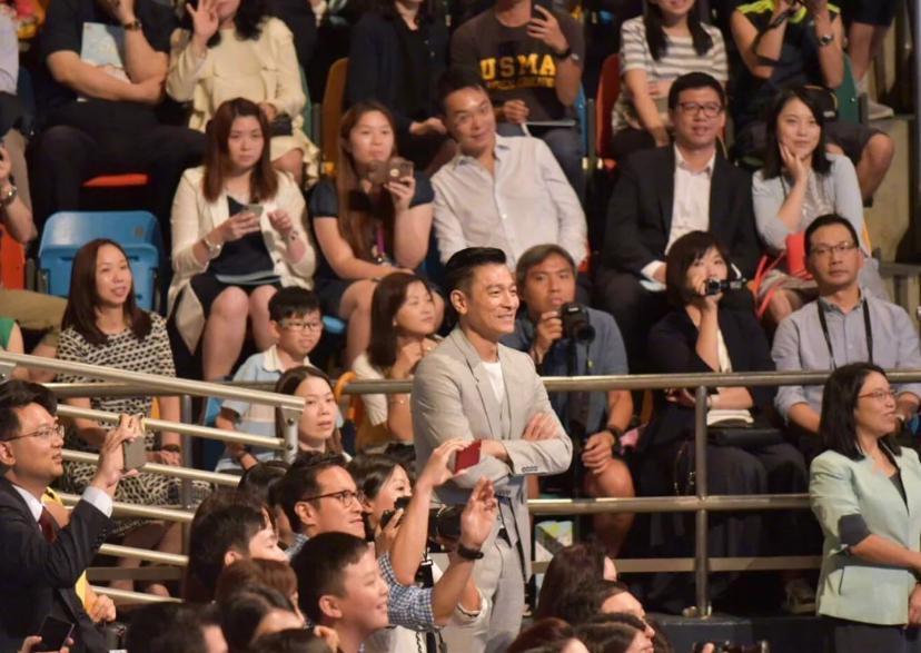 刘德华|刘德华夫妇罕见合体，穿情侣装去看女儿表演，56岁朱丽倩近状超好