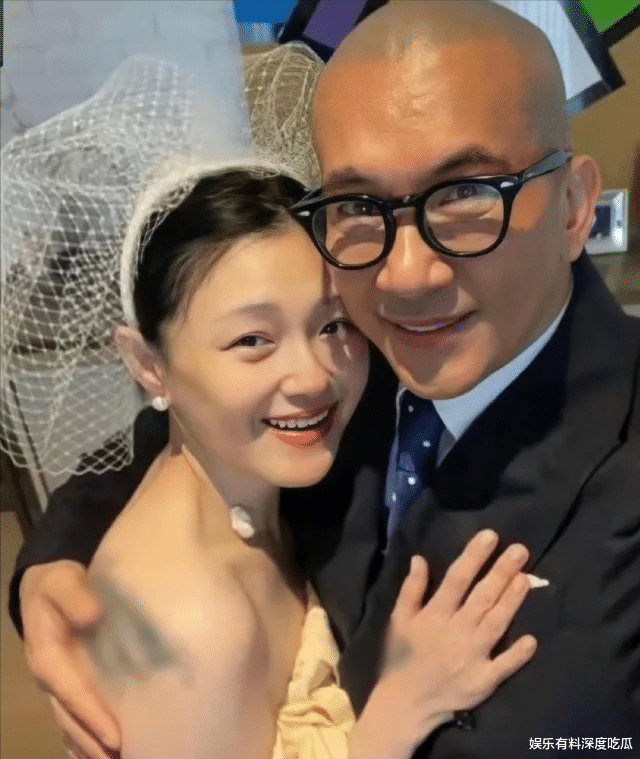 大S婚礼现场照曝光,头披白纱后背露纹身,这次赌对了