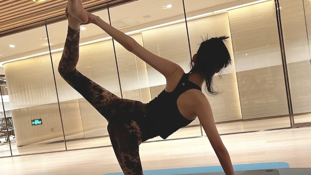 奚梦瑶|奚梦瑶晒健身照，体态优美似少女，分享与何猷君斗嘴日常尽显甜蜜