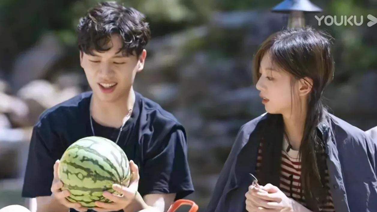 相遇的夏天|相遇的夏天：男4直播说漏嘴被七位数警告，女1男3牵手令人欣慰