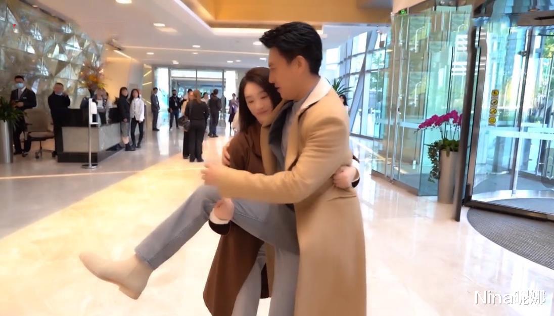 张靓颖|李小冉这把赚大了!和“老干部”靳东同台飙戏,被公主抱满脸含羞