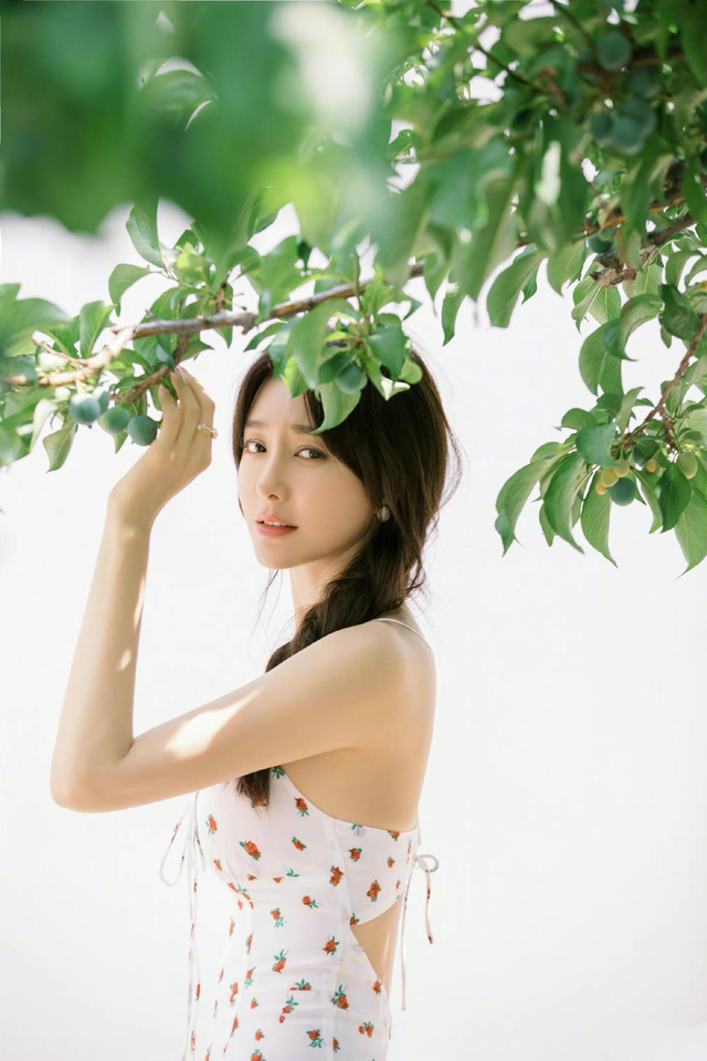 秦岚|靳东秦岚街头不舍告别！两人拥抱热聊感情好，男方被逗得仰头大笑