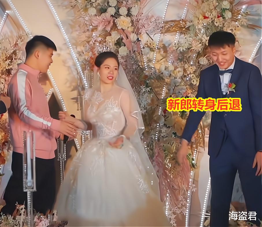 男同学要抱新娘,新郎摆手转身就走,新娘高情商拉他来“三人抱”
