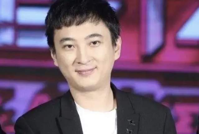 王思聪|王思聪与富婆合照显拘谨，站得笔直脸通红，美女穿睡衣关系引猜测