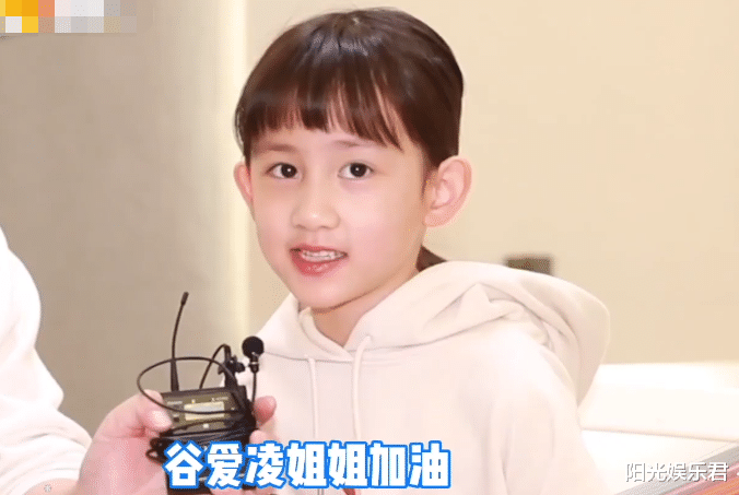 黄磊|黄磊带小女儿亮相,9岁妹妹颜值不输多多,狗啃刘海也挡不住美貌