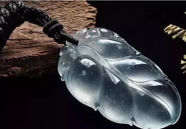 翡翠|翡翠挂绳您喜欢那种颜色?学问颇深