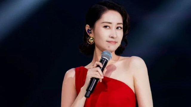 |大姐姐的恋情好甜！刘敏涛被拍与中年男子车内拥吻，画面让人脸红