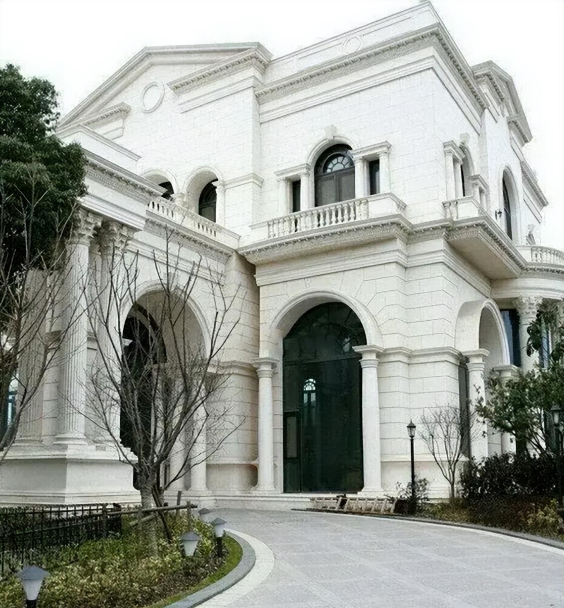 李连杰|李连杰上海3亿豪宅无人住,闲置10年变“菜棚”?保姆成最大赢家