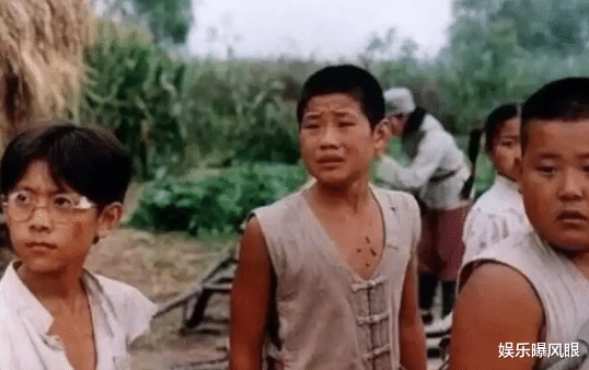 谢孟伟|嘎子谢孟伟晒拍戏花絮，穿西服耍帅自认有气质，却被嘲像偷狗的