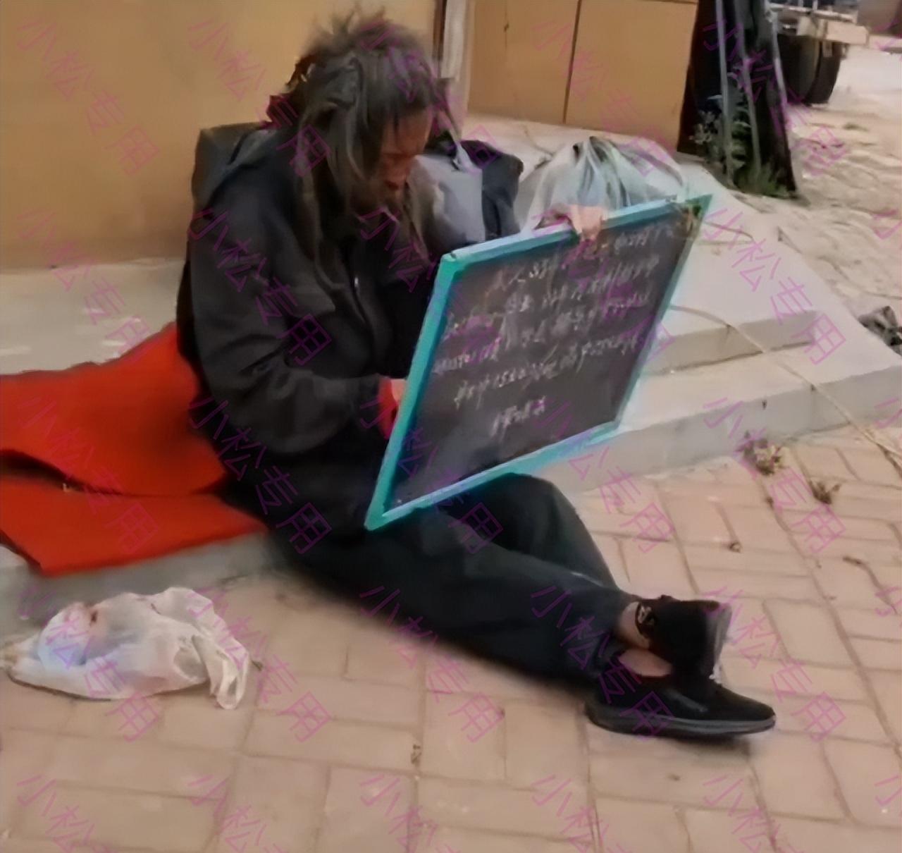 德州|山东德州:老人坐在路边写简历,中英文随意切换,不知经历了什么