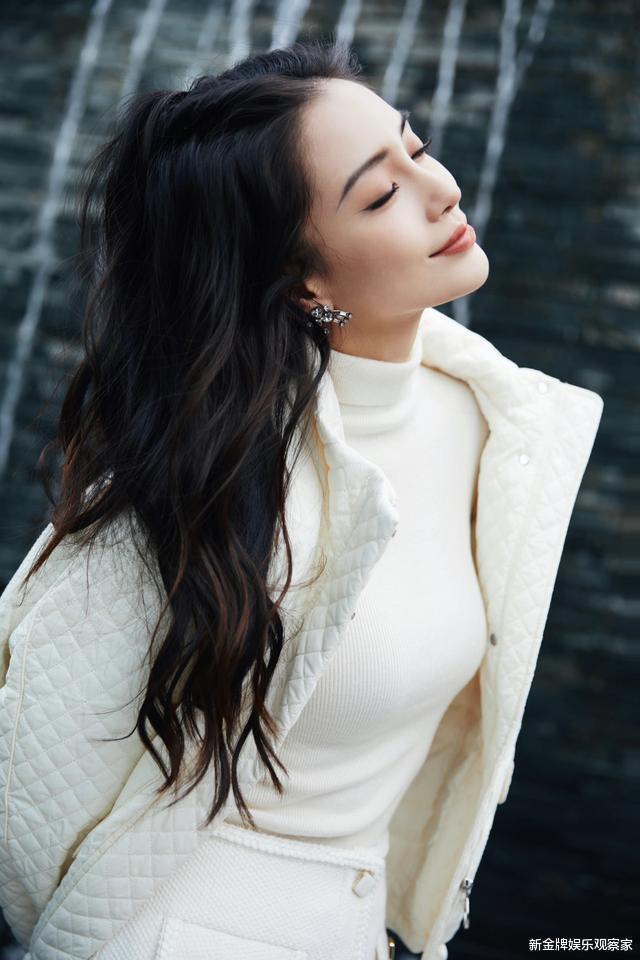 校花|33岁baby晒新写真,纯白套装清纯似校花,粉丝:脸在江山在