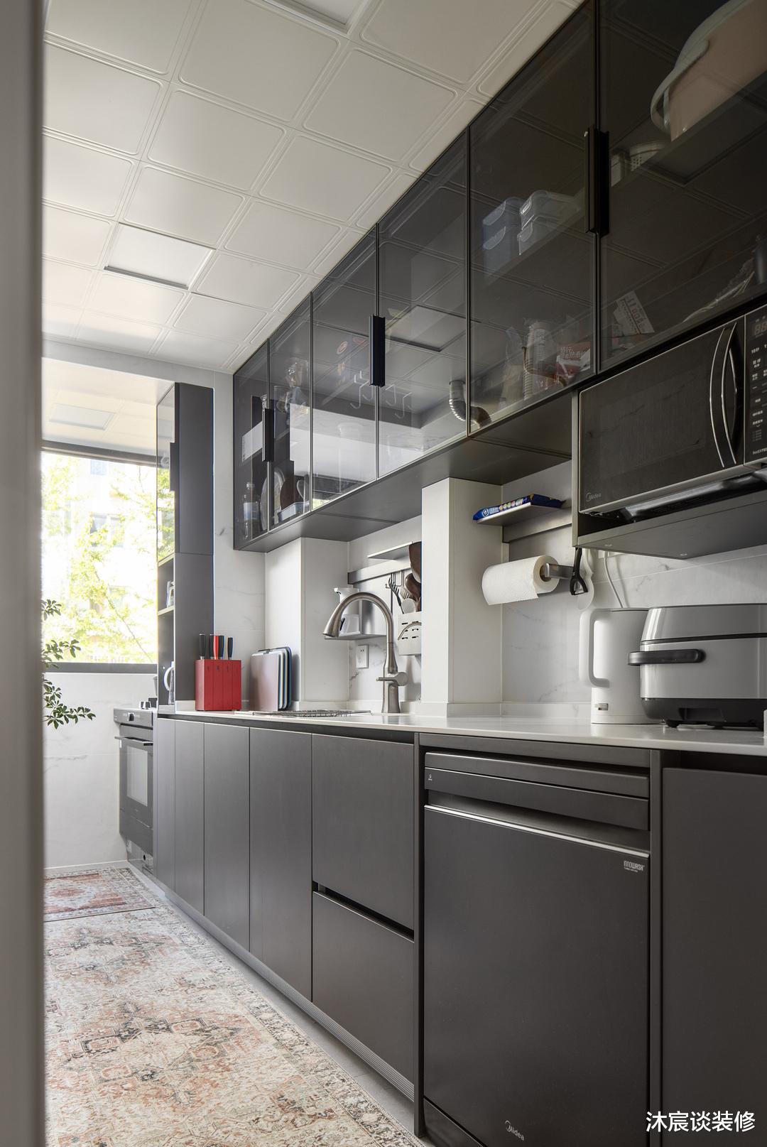 90后夫妻将70㎡老破小改造成清爽简约风，功能全收纳多，好看实用