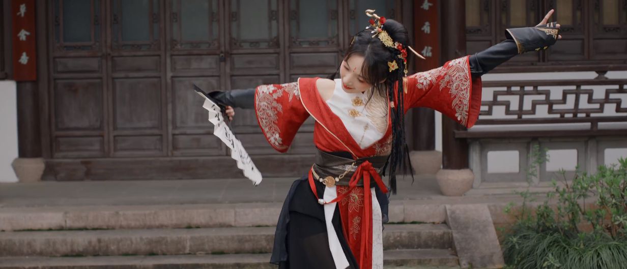 韩立|疫情期间漫展停摆,女coser集体展开自救,跳宅舞日入3000成普遍