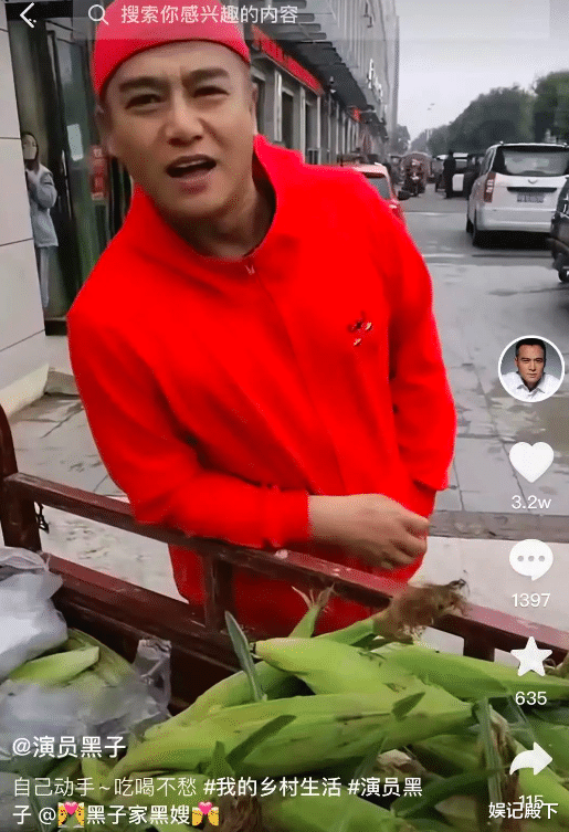无天佛祖街头摆摊卖玉米,接不到戏便在家务农,山中老家很破旧!