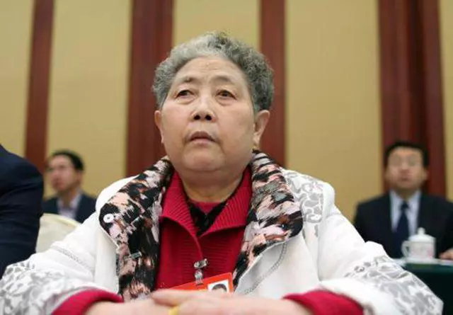 陶华碧身家百亿,坐\假车牌\豪车被拦下,最后却被礼让放行