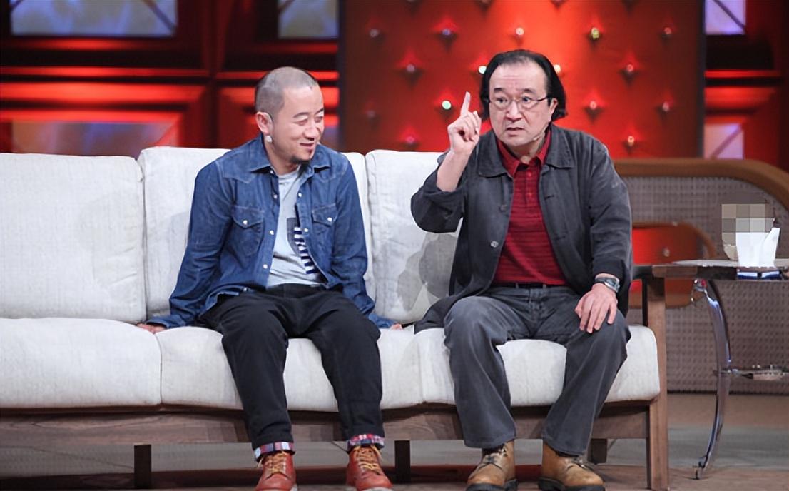 李保田|75岁李保田近照罕曝光！跷二郎腿精神矍铄，书房堆满杂物装修朴素