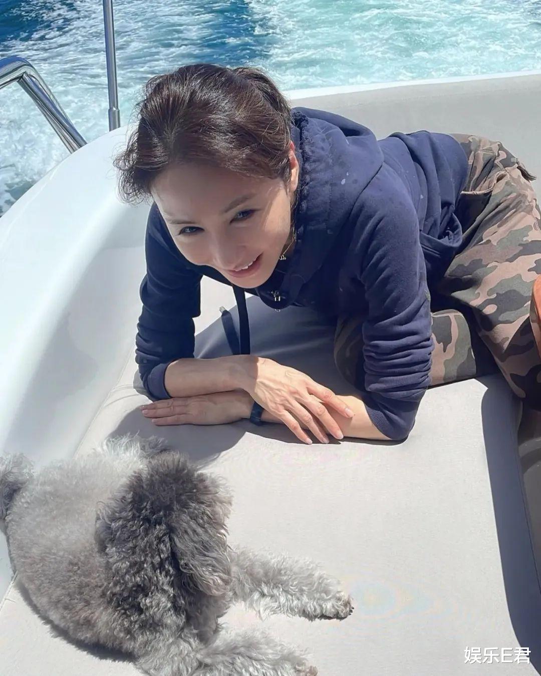 黎姿|50岁黎姿从上海回香港，坐游艇晒素颜自拍，五官竟撞脸李嘉欣