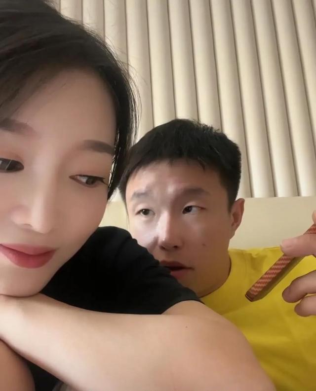 德云社|德云社饼嫂深夜发文，却被照片给抢镜，还以为饼哥要三胎了