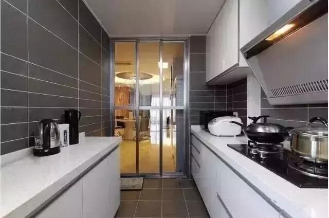 厨房装上推拉门，漂亮又大方，再也不用当心油烟问题！