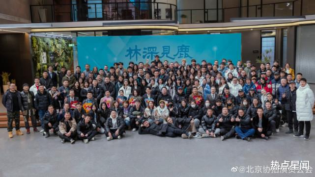 靳东|被指拖欠剧组工资,靳东遭上百人拉横幅讨薪:他是出品方大股东