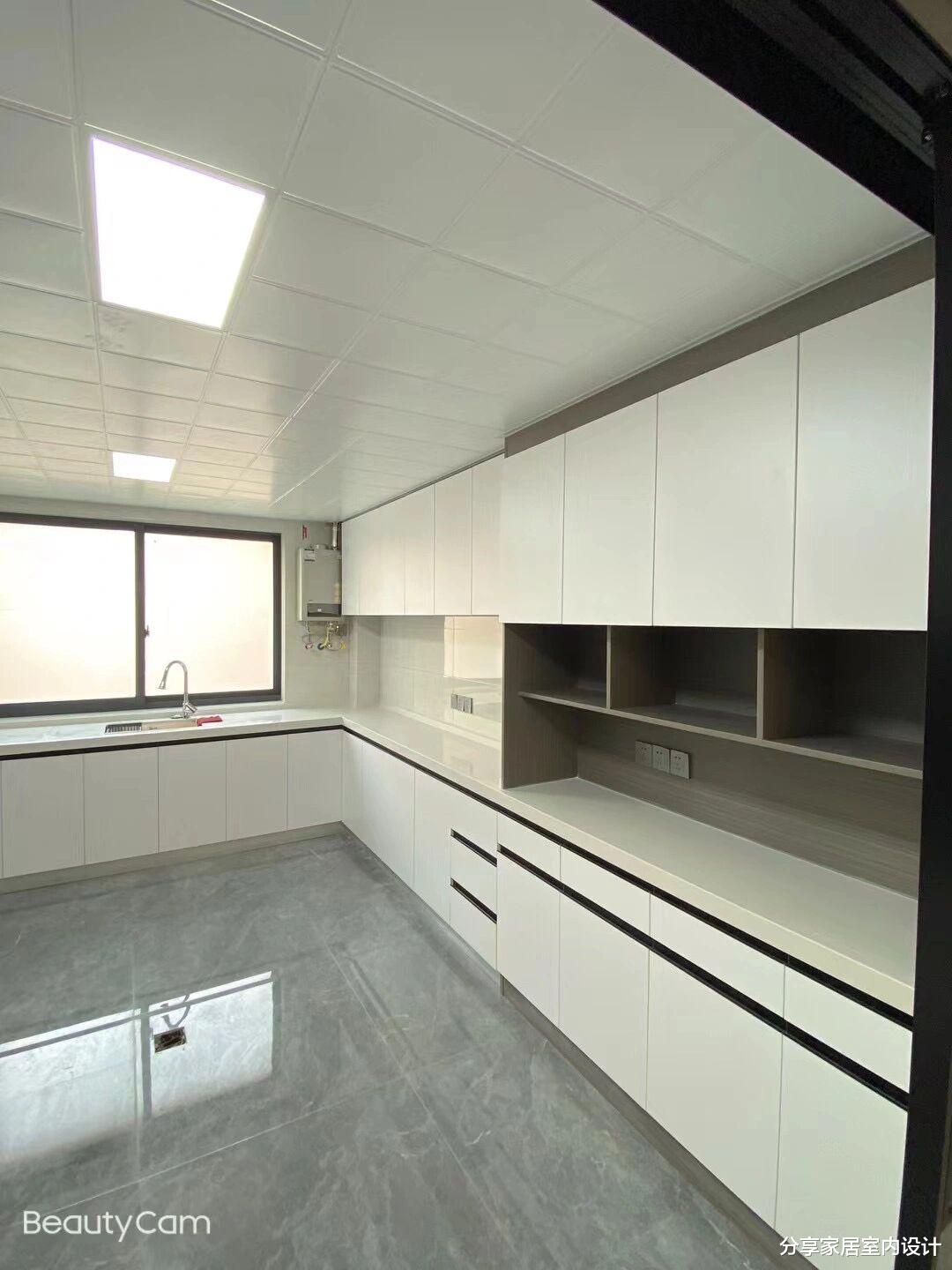 她家新房装修结束，全屋定制的柜子美观又实用，太让人羡慕啦！