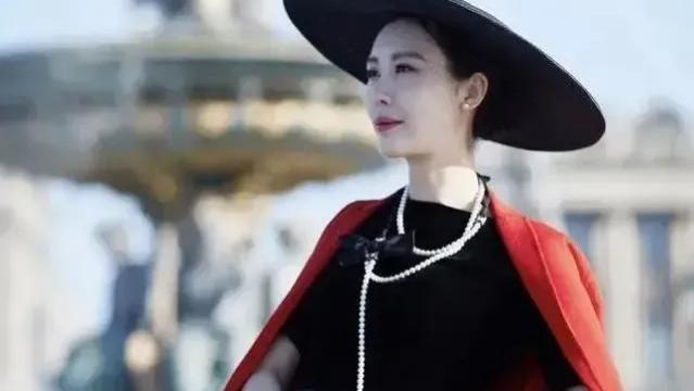 田朴珺|王石第二任妻子漫步在法国街头！打扮优雅，被爱情滋润就是不一样