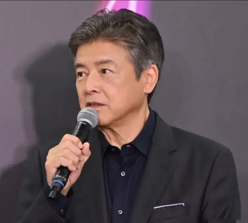 短发 三浦友和到大叔年纪更耐看，一款发型帅了30年，发腮也没油腻感