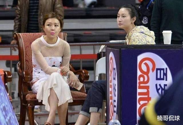 广东队|广东队美女老板娘罕见现身！坐胡明轩旁边颜值依然高，穿着很优雅