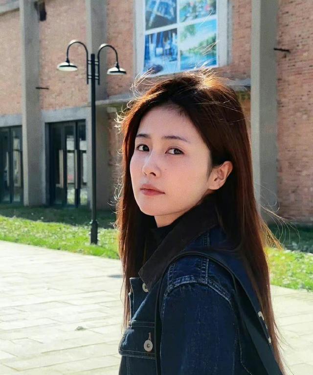 白梦妍|白鹿牛仔外套素颜随拍，工作室p图技术再翻车，网友：颜值太普了