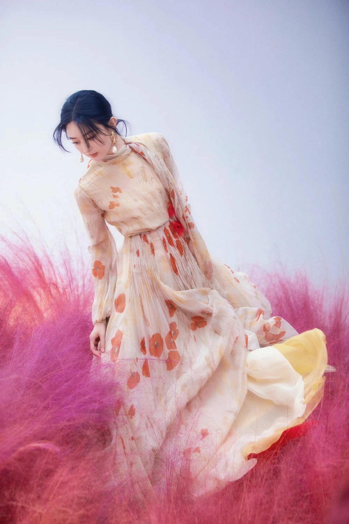 赵丽颖|赵丽颖新大片看着头好晕！不穿迪奥换华伦天奴美出新高度，超惊艳