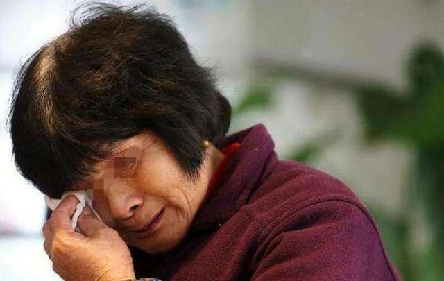 3岁女童不小心和父母走散,当说出爸爸名字时,民警和路人都笑了