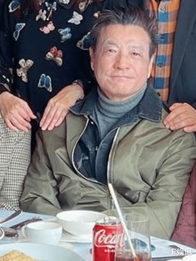 TVB|前TVB金牌监制夫妇约几位老戏骨相聚 首次成为爷爷的石修开心露面