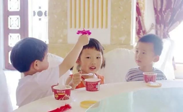 幼儿园男生给女同学按摩,动作娴熟逗乐网友:模仿到了爸爸的精髓