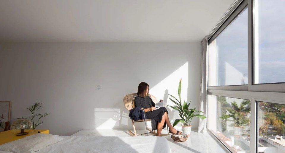 外国友人的直门独公寓，阳台砌成地台休闲卧房，国人看了都羡慕