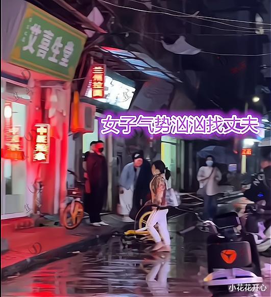 女子用铁棍砸推拿馆的门玻璃,知情人:她丈夫在里面按摩