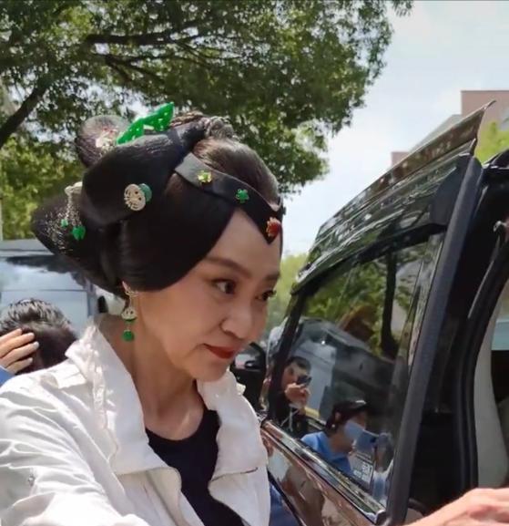 刘雪华|刘雪华在横店拍戏，一脸浓妆也难掩老态，网友：61岁的女人不容易