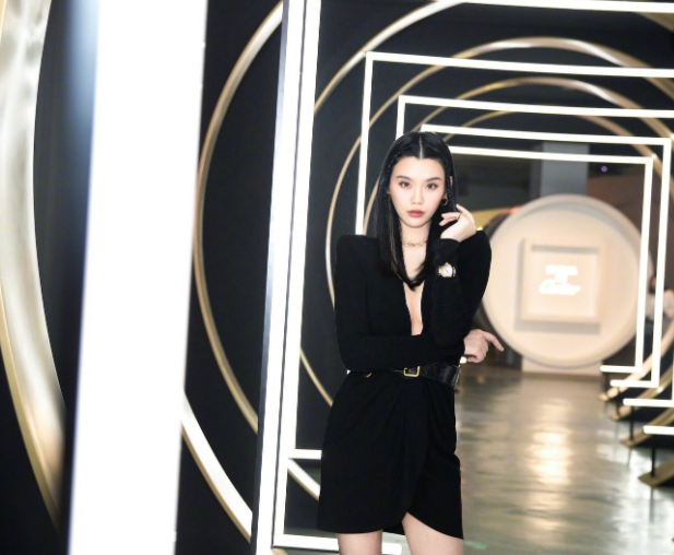 琉璃|奚梦瑶刚生完孩子就开工，在健身房倒立，配文下一个目标是不靠墙