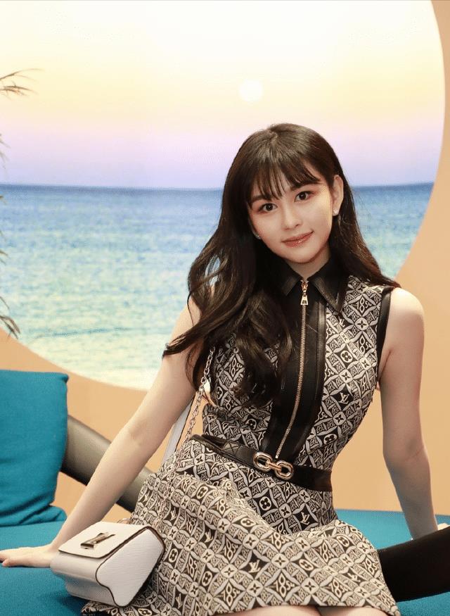 黄绮珊|邱淑贞女儿好甜美,穿背心裙真显名媛气息,不输妈妈当年的风采