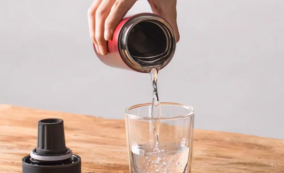 “夺命保温杯”遭央视曝光，热水进“毒水”出，重金属超标请注意