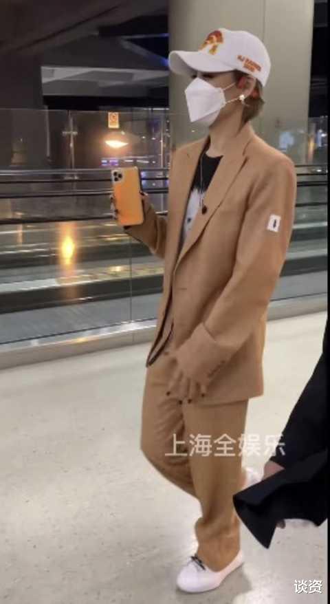 宁静|比男生还帅！50岁宁静机场现身一身橘色西装手插兜，不顾路人异样眼光跳舞