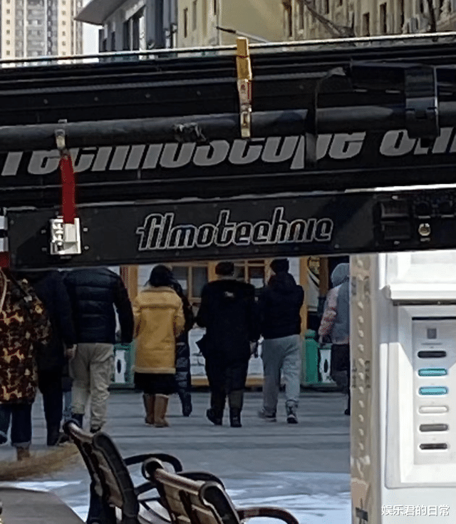 赵丽颖|网友偶遇赵丽颖拍戏，穿玫红色棉服素颜出镜，脸蛋圆润被指像大妈