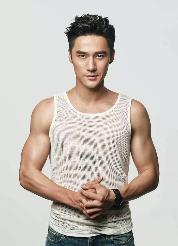 蒋劲夫|蒋劲夫乌拉圭前女友举办婚礼,被老公捧脸亲吻,女儿萌态十足