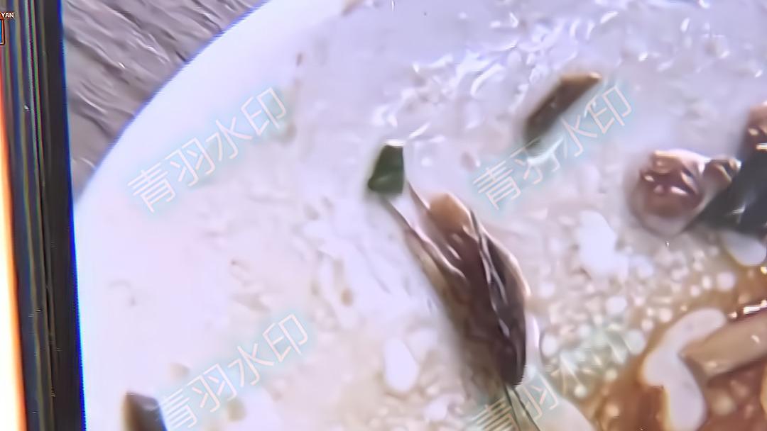 葱油拌面里吃到蟑螂后，男子直接索赔一千，商家：你去投诉我吧！