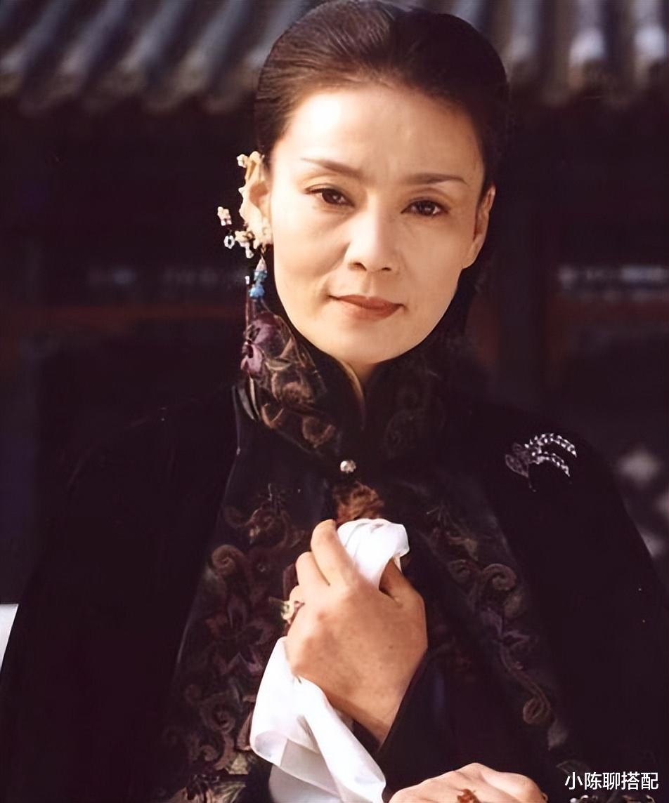 明星素颜 67岁潘虹太优雅了，“贵妃头+简约服饰”很实用，妈妈们可照穿