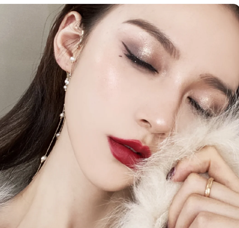 背头 戚哥还是这么酷！冷调红唇大背头，打造欧美御姐范儿女神.