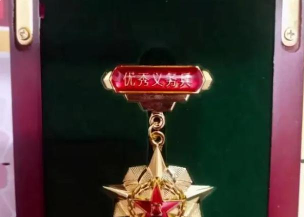 她从军花到校花，获奖无数人生简直开挂，回到名校后仍为国效力