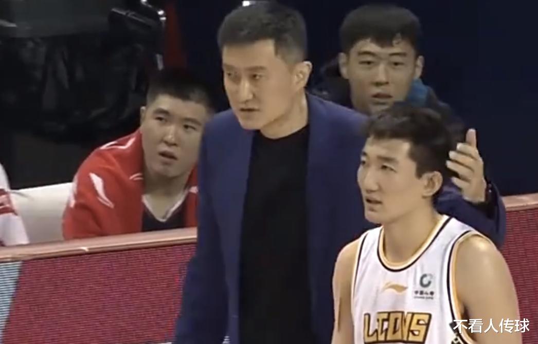 郭艾伦|郭艾伦呼吁无效！CBA再现垫脚，杜锋忙着安慰，赵岩昊牙被撞掉2颗