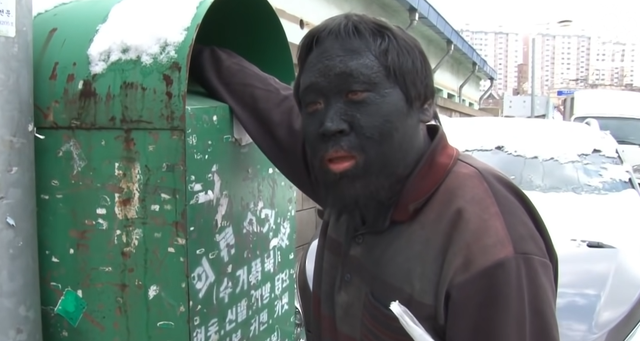 男子在脸上涂满鞋油,流浪10年,真相令人动容