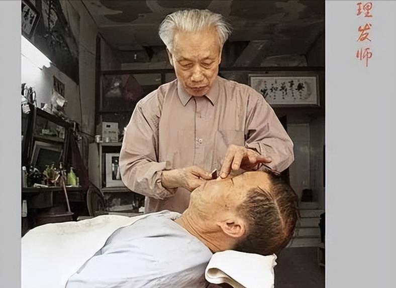 第一次在理发店理发，却被理了一个丢死人的发型，竟然还有人叫好