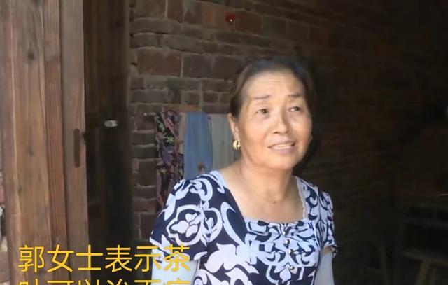 大爷不顾家人反对，花光8万积蓄买茶叶，大爷：不仅治百病还送车